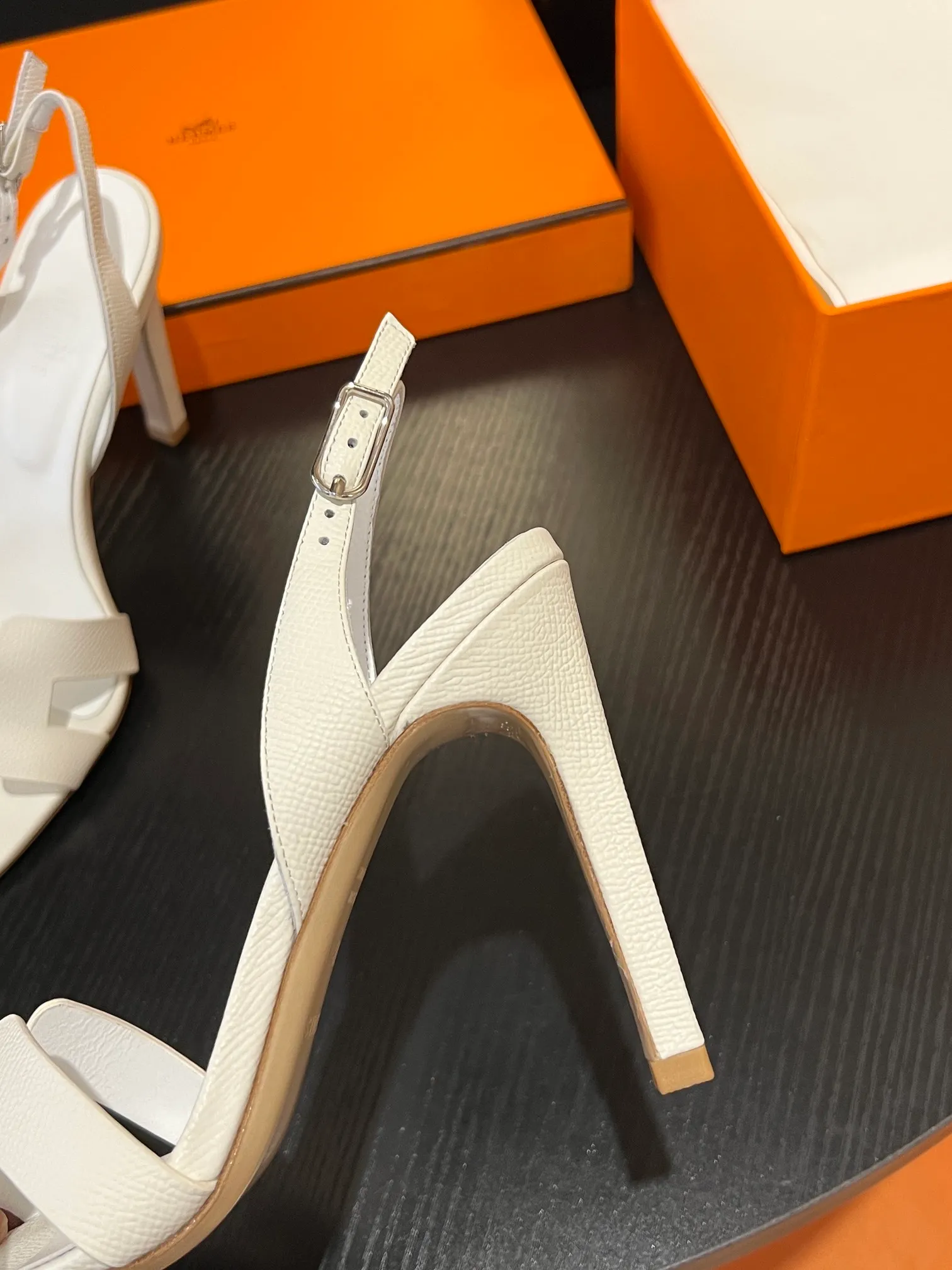 👟👟Ex-factory price 600👟👟Hermès 2023 high-heeled temperament sandals original customization! Counter synchronization! Hermès high heels have always been simple, fashionable and elegant! ! ! It can hold any style of wear, the height of 10.5cm is easy to control, and the feet feel comfortable and pressure-free! The classic and elegant style brings a sense of luxury to your feet! Highly recommended Material: Upper imported calfskin + mixed sheepskin lining Outsole: Italian genuine leather sole Size: 34-42 (34.41.42 customization is non-returnable and non-exchangeable)